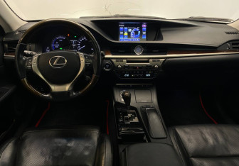 Подержанный автомобиль Lexus ES 2012 года (9 фото)