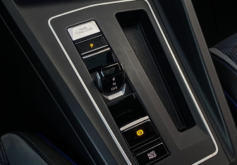 Подержанный автомобиль Volkswagen Golf R Hatchback 2021 года (19 фото)