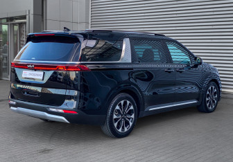 Подержанный автомобиль Kia Carnival 2022 года (5 фото)