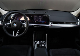 Подержанный автомобиль BMW X1 2025 года (11 фото)