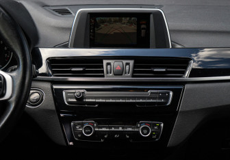Подержанный автомобиль BMW X1 2015 года (10 фото)