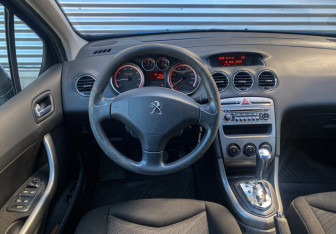 Подержанный автомобиль Peugeot 308 Hatchback 2011 года (10 фото)