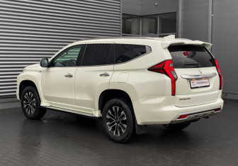 Подержанный автомобиль Mitsubishi Montero Sport 2022 года (7 фото)