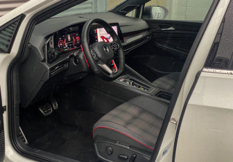 Подержанный автомобиль Volkswagen Golf GTI Hatchback 2021 года (8 фото)