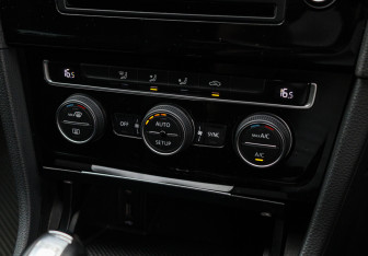 Подержанный автомобиль Volkswagen Golf Hatchback 2013 года (14 фото)