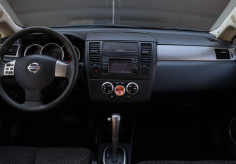 Подержанный автомобиль Nissan Tiida Hatchback 2010 года (9 фото)