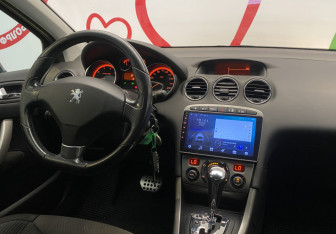 Подержанный автомобиль Peugeot 308 Hatchback 2011 года (9 фото)