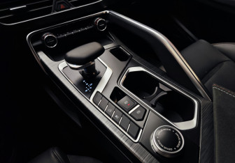 Подержанный автомобиль Geely Tugella 2024 года (16 фото)