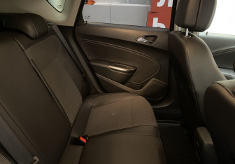 Подержанный автомобиль Opel Astra Hatchback 2012 года (8 фото)
