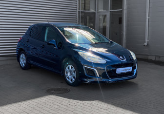 Подержанный автомобиль Peugeot 308 Hatchback 2011 года (3 фото)