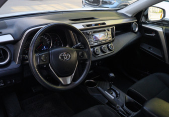 Подержанный автомобиль Toyota RAV4 2014 года (12 фото)