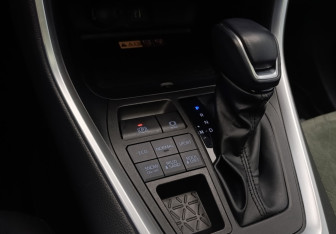 Подержанный автомобиль Toyota RAV4 2024 года (17 фото)