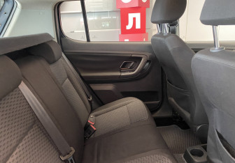 Подержанный автомобиль Skoda Fabia Hatchback 2011 года (8 фото)
