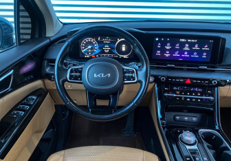 Подержанный автомобиль Kia Carnival 2021 года (10 фото)