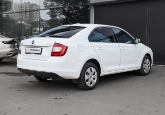 Подержанный автомобиль Skoda Rapid Liftback 2017 года (4 фото)
