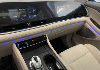 Подержанный автомобиль Voyah Dream 2023 года (19 фото)