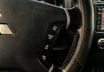 Подержанный автомобиль Mitsubishi Pajero 2011 года (14 фото)