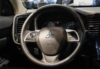 Подержанный автомобиль Mitsubishi Outlander 2022 года (10 фото)