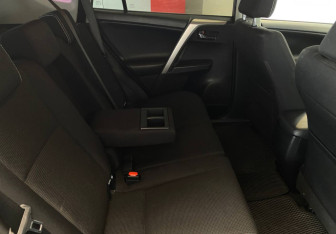 Подержанный автомобиль Toyota RAV4 2017 года (7 фото)