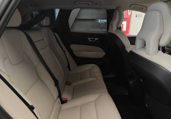 Подержанный автомобиль Volvo XC60 2018 года (10 фото)