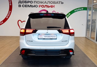 Подержанный автомобиль Mitsubishi Outlander 2022 года (5 фото)