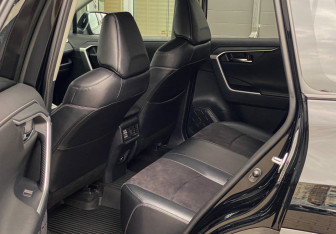 Подержанный автомобиль Toyota RAV4 2022 года (14 фото)