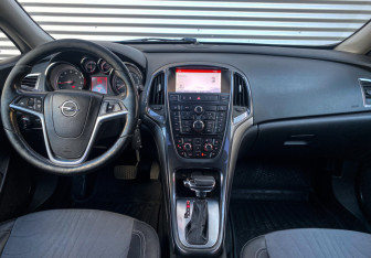 Подержанный автомобиль Opel Astra Sedan 2014 года (11 фото)