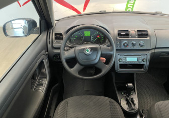Подержанный автомобиль Skoda Fabia Hatchback 2011 года (10 фото)
