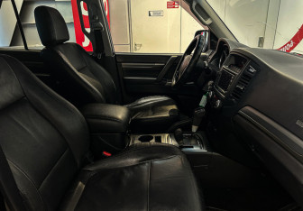 Подержанный автомобиль Mitsubishi Pajero 2011 года (7 фото)