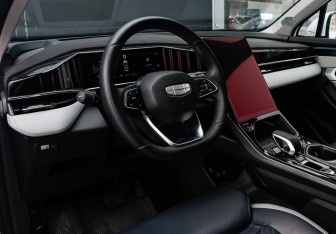 Подержанный автомобиль Geely Atlas 2024 года (19 фото)