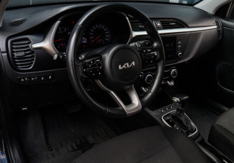 Подержанный автомобиль Kia Rio Hatchback 2021 года (12 фото)