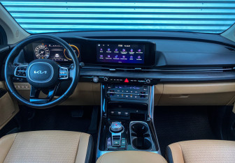 Подержанный автомобиль Kia Carnival 2022 года (18 фото)
