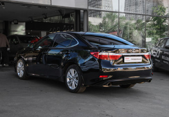 Подержанный автомобиль Lexus ES 2012 года (6 фото)