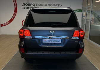 Подержанный автомобиль Toyota Land Cruiser Suv 2012 года (5 фото)
