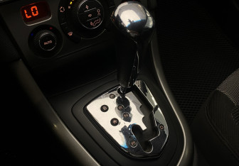 Подержанный автомобиль Peugeot 308 Hatchback 2011 года (15 фото)