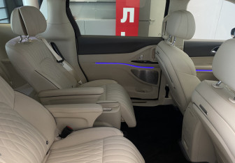 Подержанный автомобиль Voyah Dream 2023 года (11 фото)