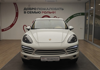 Подержанный автомобиль Porsche Cayenne 2013 года (2 фото)