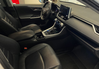 Подержанный автомобиль Toyota RAV4 2021 года (7 фото)