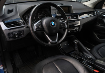 Подержанный автомобиль BMW X1 2015 года (12 фото)