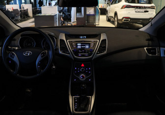 Подержанный автомобиль Hyundai Elantra Sedan 2015 года (14 фото)