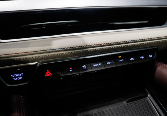 Подержанный автомобиль Geely Monjaro 2023 года (14 фото)