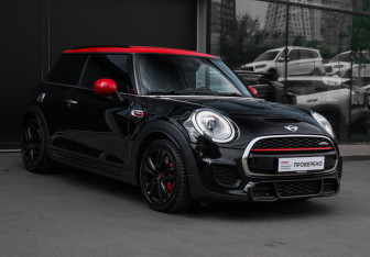 Подержанный автомобиль MINI Hatch 2016 года (3 фото)