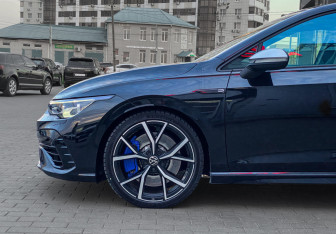 Подержанный автомобиль Volkswagen Golf R Hatchback 2021 года (9 фото)