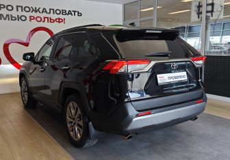 Подержанный автомобиль Toyota RAV4 2019 года (6 фото)