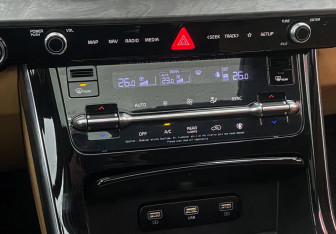 Подержанный автомобиль Kia Carnival 2020 года (17 фото)
