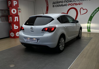 Подержанный автомобиль Opel Astra Hatchback 2012 года (4 фото)