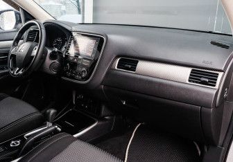Подержанный автомобиль Mitsubishi Outlander 2018 года (9 фото)