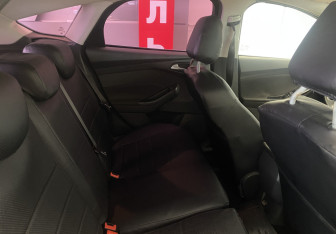 Подержанный автомобиль Ford Focus Hatchback 2011 года (8 фото)