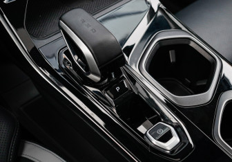 Подержанный автомобиль Geely Atlas 2024 года (21 фото)