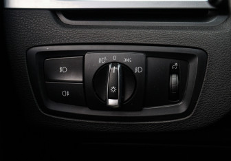 Подержанный автомобиль BMW X1 2015 года (14 фото)